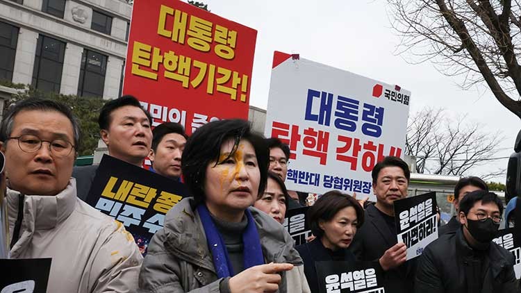 <b>경찰</b>, '野 <b>의원 계란 투척</b>' 전담팀 구성…1인 시위 강제 해산