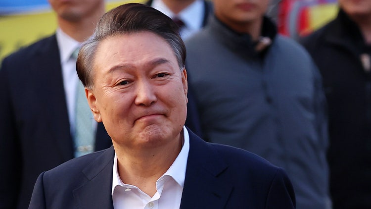 [단독] 尹, 석방후 12일만에 첫 메시지…헌재 앞 <b>지지자</b>들에게 "<b>단식</b> 멈...