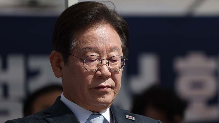 '선거법 <b>항소심</b>' <b>이재명</b>, 법원 도착…취재진 질문에는 묵묵부답