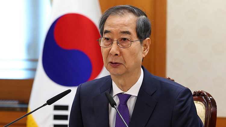韓<b>대행</b> "어떤 헌재결정도 받아들여야…정치인들 자극발언 삼가달라"