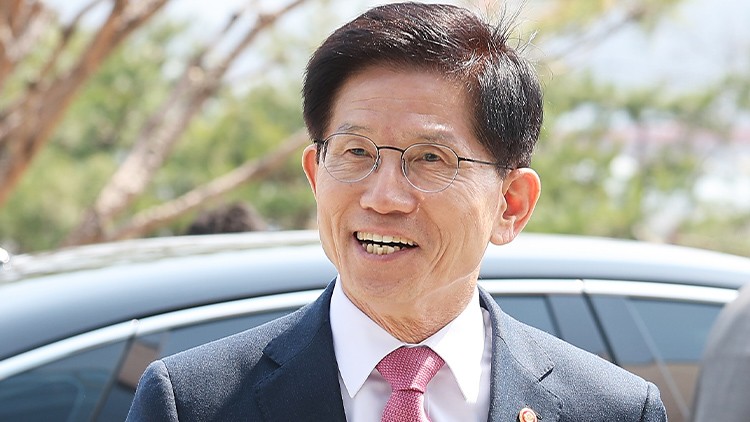 <b>김문수</b> "尹파면 승복"…<b>대선 출마</b>엔 "상황보며 판단"