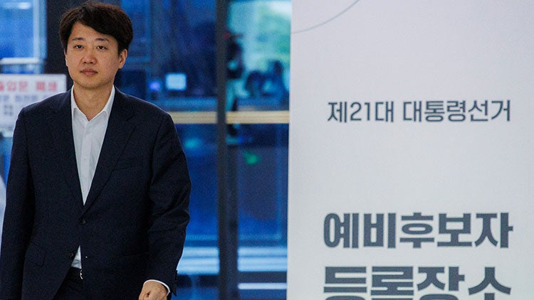 <b>이준석</b>, <b>대선 예비후보 등록</b>…"단일화 논의 무의미"