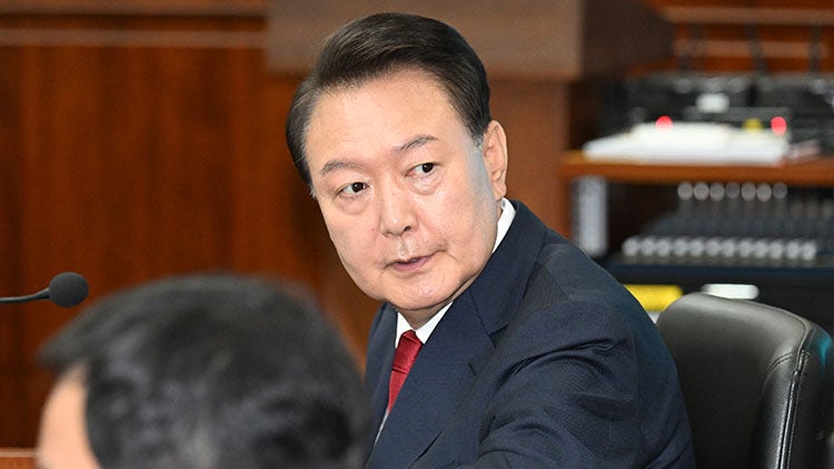 <b>피고인석</b> 앉은 尹 모습 첫 공개…남색 정장에 붉은 넥타이