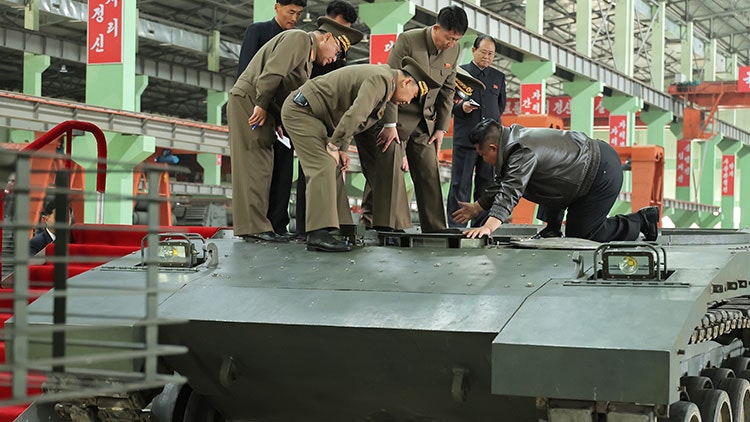 <b>김정은</b>, 무릎 꿇고<b>탱크</b> 살피며 "2차 장갑무력<b>혁명</b> 일으켜야"