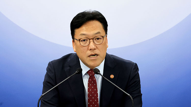 김병환 금융위원회 위원장이 7일 서울 종로구 정부서울청사에서 열린 금융위원회 정례 기자간담회에서 발언하고 있다./연합뉴스