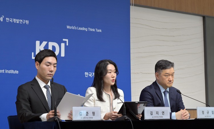 왼쪽부터 김준형 KDI 경제전망실 동향총괄,<a href=