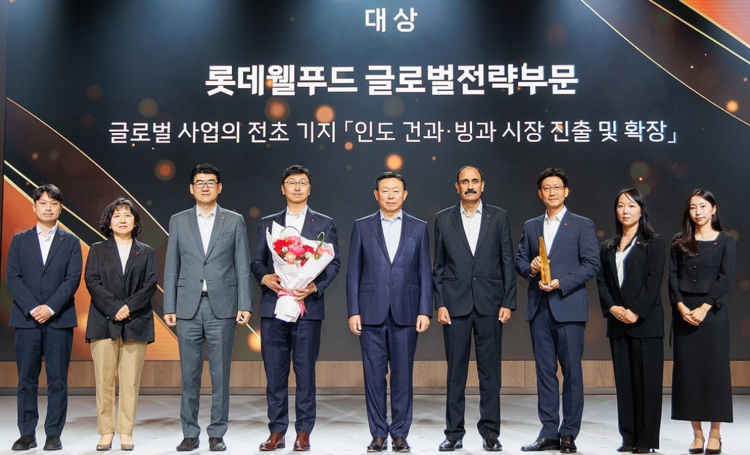 신동빈 롯데 회장과 수상자인 이창엽 롯데월푸드 대표(왼쪽에서 네번째).(출처: 롯데)