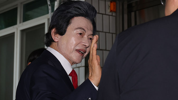 준강제추행·사기 등 혐의 허경영, 영장실질심사 출석