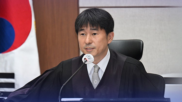 <b>지귀연</b>, 내란 재판서 '룸살롱 <b>의혹</b>' <b>부인</b>…"평소 삼겹살에 소맥 먹어"