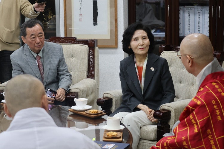 <b>설난영 여사</b>, 법륜사 방문…"<b>사회통합</b> 위한 노력 감사"