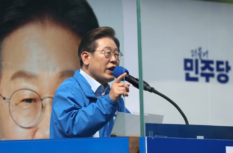 <b>이재명</b> "목 찔린 정치인 두고 장난하나…방탄유리, 제 잘못인가"