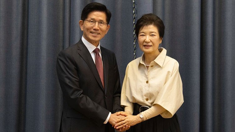 김문수, <b>박근혜</b> 만나 "선거의 여왕 지혜 달라"…朴 "하나 돼야"