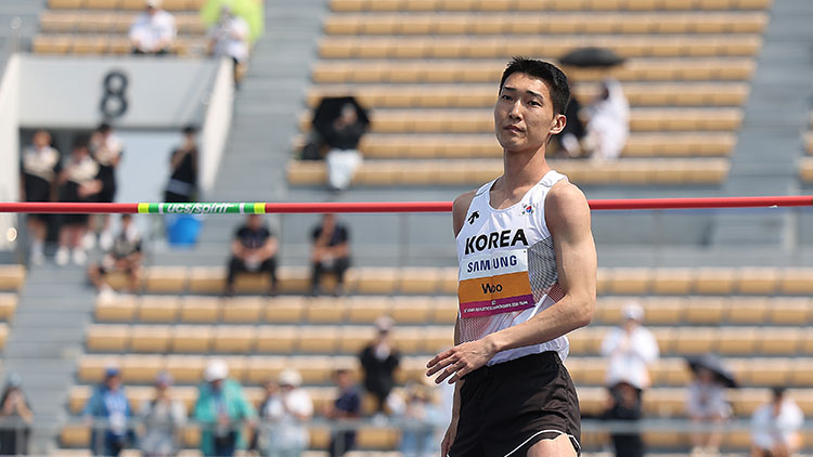 '스마일 점퍼' <b>우상혁</b>, 한 번의 점프로 <b>아시아선수권 결선</b>행…29일 우승...