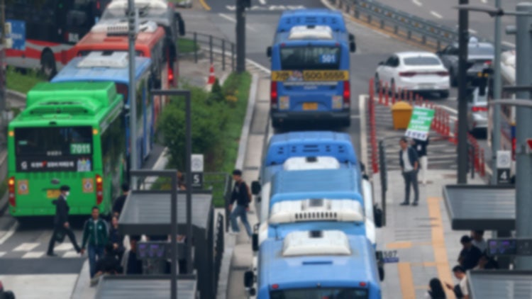 서울 <b>시내버스</b> 노조 "<b>파업 유보</b>"…<b>버스</b> 정상운행