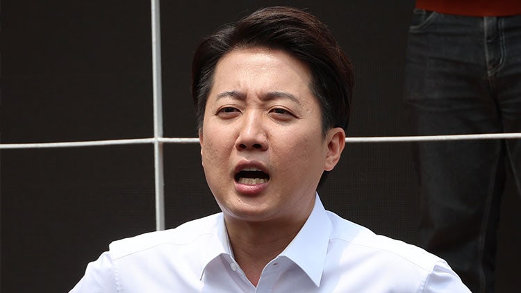 <b>이준석</b> '<b>여성 신체 발언</b>' 논란에 "불편할 국민에게 심심한 사과"