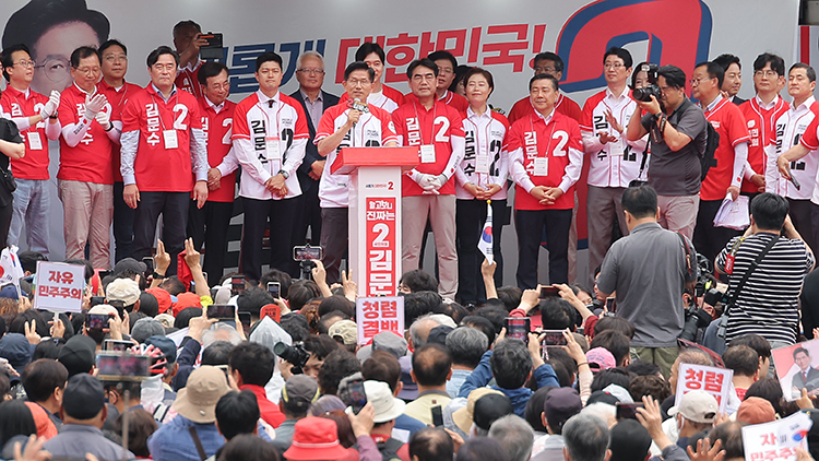 '내일 본투표' 부산 유세 나서는 김문수 대선 후보 / 연합뉴스