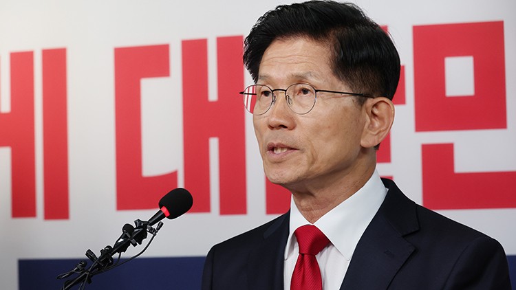 <b>김문수</b> "<b>당 대표</b>에 아무 욕심 없어…자리 다툼할 때 아냐"