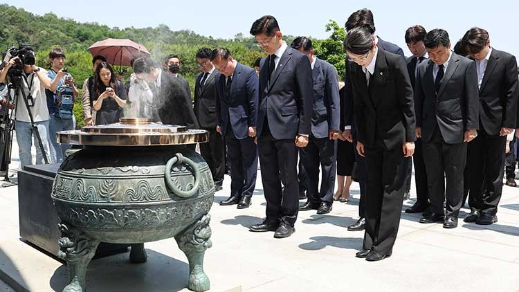 <b>김문수</b>, <b>현충원 참배</b>…연일 공개 일정에 '당권 행보' 해석