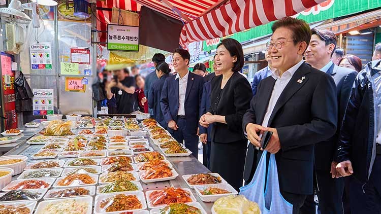 李<b>대통령</b>, <b>재래시장</b> 깜짝<b>방문</b>