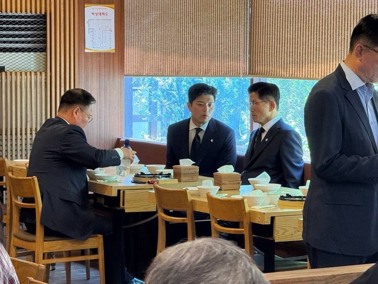 [단독] <b>김문수</b>, 김용태와 대선 후 첫 오찬…<b>당권 도전</b> 신호 해석에 "관련...