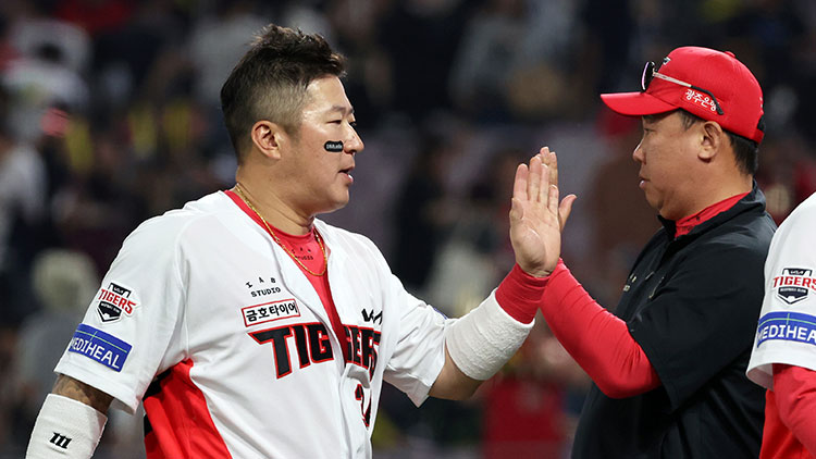 KIA 최형우, 최고령 <b>월간 MVP</b>