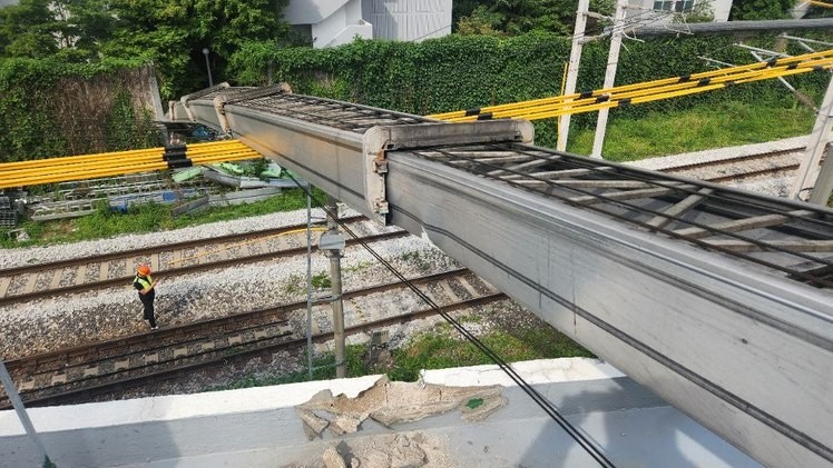 사다리차 넘어지며 열차 전선 건드려…<b>경의선</b>·<b>KTX</b> 일부 <b>운행 중단</b>
