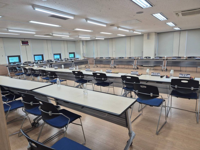 <b>방통위 업무보고</b>, 1시간 반 만에 '파행'