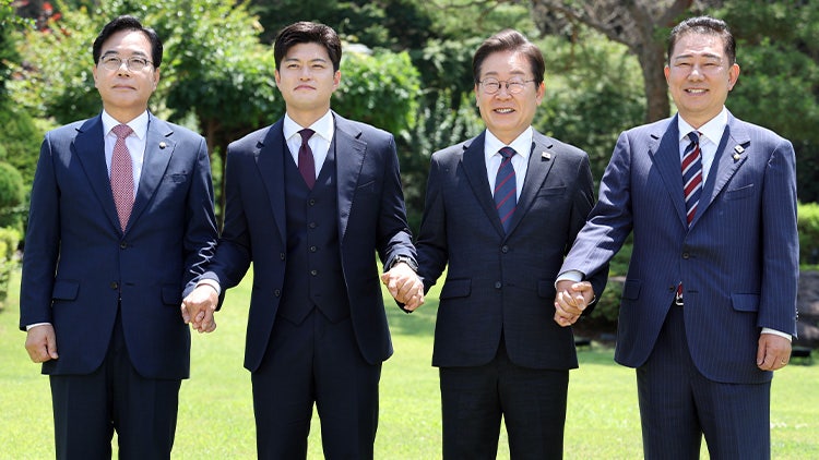 李 <b>대통령</b>, <b>여야</b> 지도부와 <b>오찬</b> 회동…'추경·총리 인준' 논의 주목
