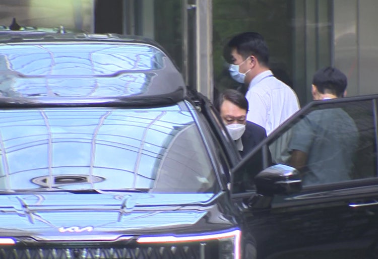 <b>김건희 여사</b>, 휠체어 타고 <b>퇴원</b>…"특검에 성실히 임할 것"