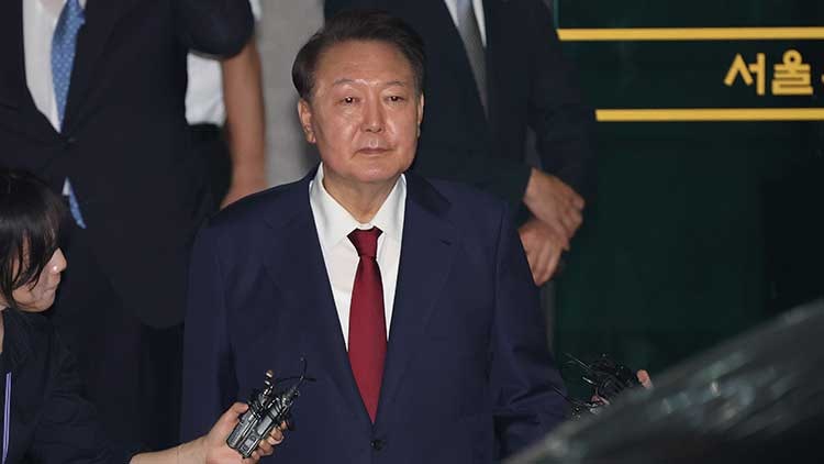 尹, 출석 15시간 만에 귀가…<b>내란 특검</b> "30일 오전 9시 <b>재소환</b>"