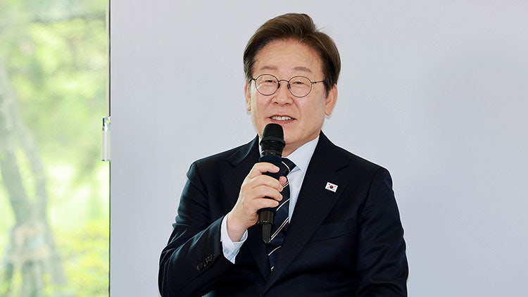李 <b>대통령</b>, 내달 3일 첫 <b>기자회견</b>…타운홀미팅 형식