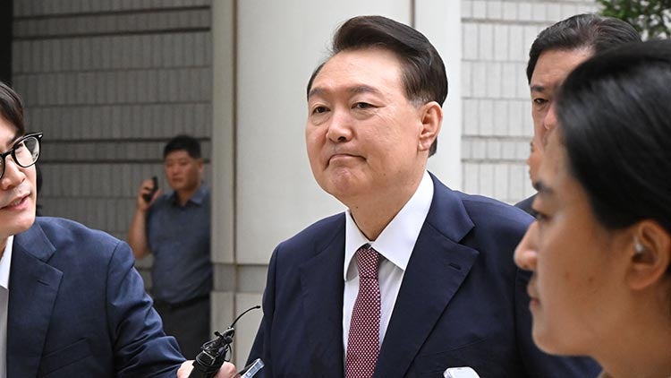 특검 2차 조사 앞둔 尹, '내란 <b>재판</b>' 출석…질문엔 침묵