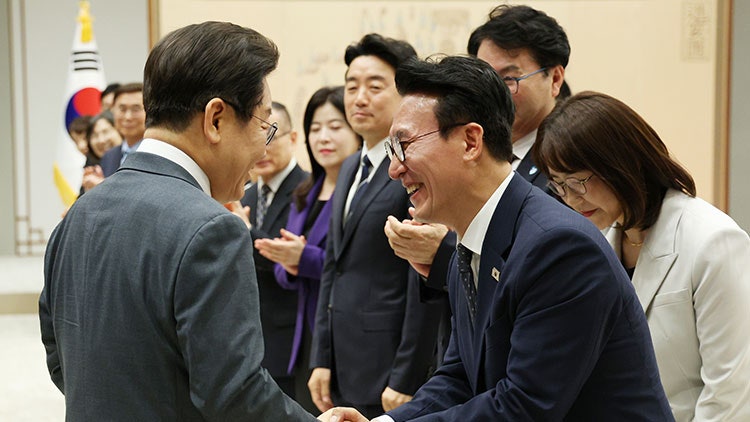 李, 김민석 등 7명 <b>임명장 수여</b>…"고개 너무 숙이지 말라" 농담