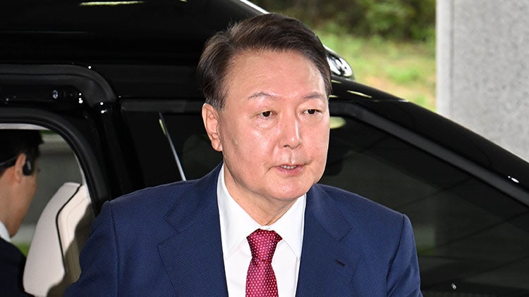 尹 '내란특검' 2차 소환 출석…'<b>체포저지</b>'부터 <b>조사</b>