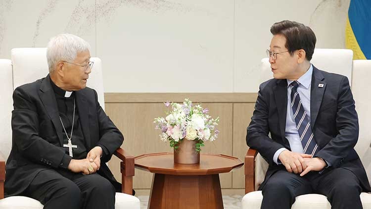 李 <b>대통령</b>, <b>유흥식 추기경 접견</b>…"교황 남북관계 역할 기대"