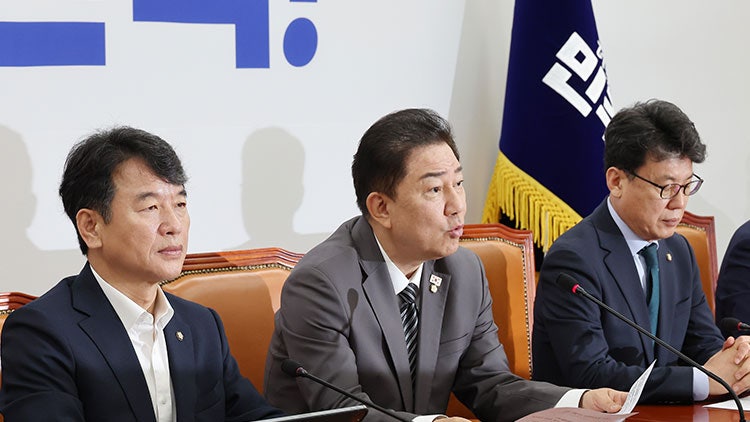 與 <b>김병기</b> “비상한 각오로 <b>민생 회복</b> 전력…추경이 시작”