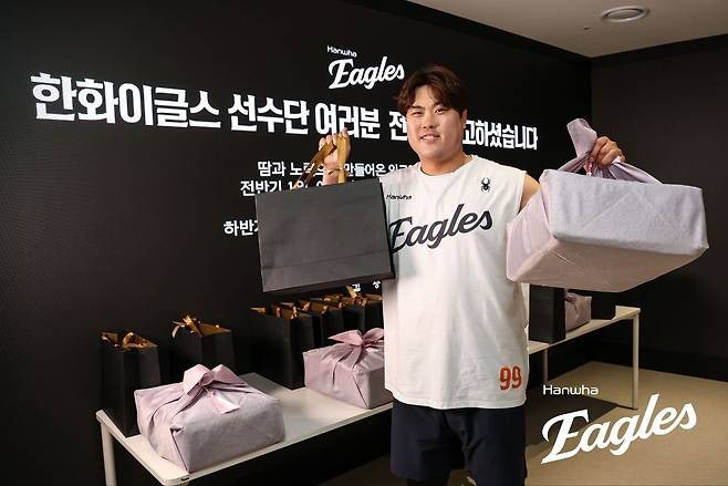 <b>한화이글스</b> '<b>전반기 1위</b>'…김승연 회장 '깜짝 선물'은?