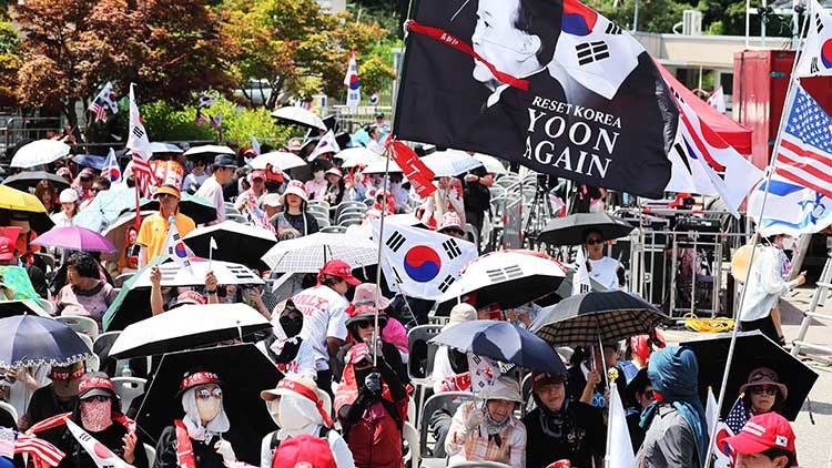 尹 수감된 서울구치소에 <b>지지자</b>들 450여 명 집결…구속 찬성 측도 <b>집회</b>
