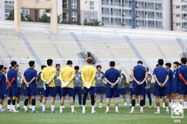 <b>한일전</b> 앞둔 <b>홍명보</b> 감독 "자존심을 갖고, 즐겁게 뛰자"
