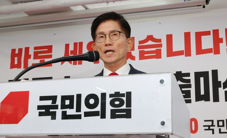 <b>김문수</b> "<b>이재명 독재</b> 막겠다" 당대표 출마…전한길 입당엔 "하자 없어, ...