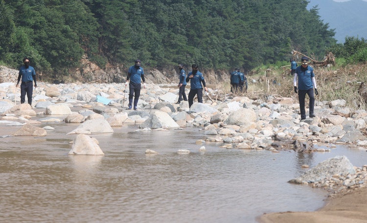 <b>산청</b>서 <b>실종자</b> 2명 추가 발견…<b>사망</b> 12명·실종 2명