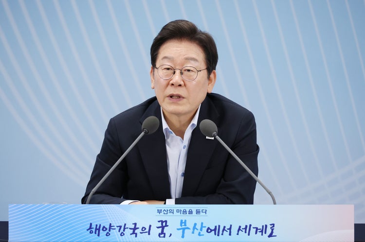 李대통령 "<b>해수부</b>·기업 <b>부산 신속 이전</b>…행정은 속도 중요"