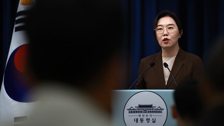<b>대통령실</b> "MB·朴·이순자 등에 국민임명식 <b>초청</b>장"