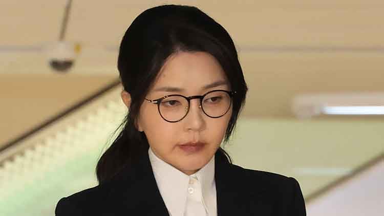 <b>김건희</b>, 첫 특검 조사 <b>종료</b>…<b>조서 열람</b> 후 10시간 만에 귀가