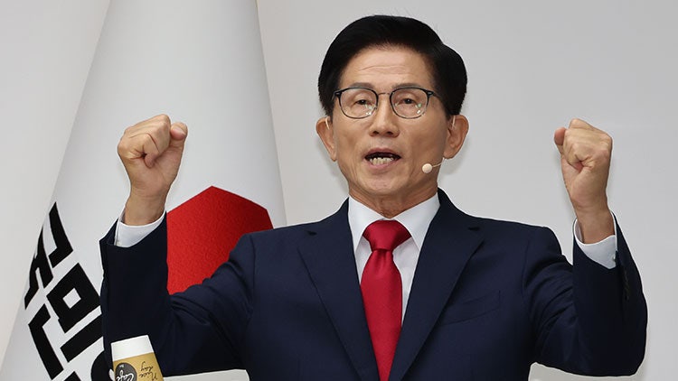 김문수 "<b>조경태</b>, 정치적 결단 내리길…李 정권 폭주에 부역"