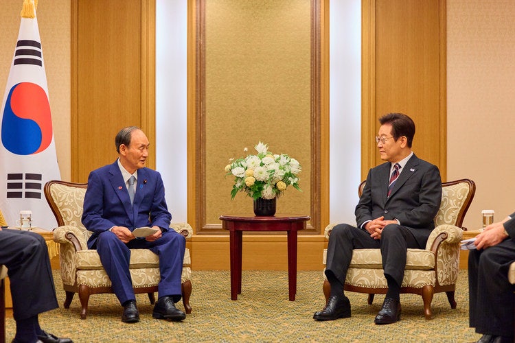 李<b>대통령</b>, <b>스가</b> 전 日총리 <b>접견</b>…"한일 함께해야 공동이익"