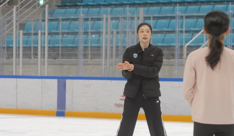 빙판 위에 선 <b>김연아</b>, <b>피겨 꿈나무</b>들과 즐거운 시간