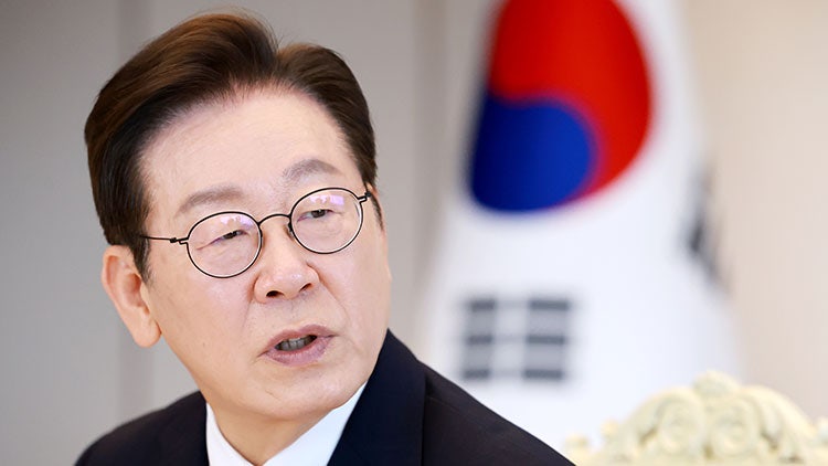 李<b>대통령</b>, <b>양대노총</b>에 경사노위 참여 요청…"싸워도 대화는 해야"