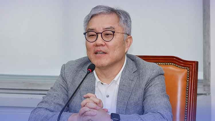 "과분한 평가 입증하겠다"더니…'2차가해 논란' <b>최강욱</b>, 교육연수원장 ...