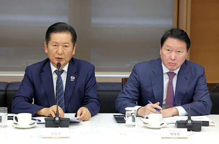 정청래 "놀랐을것, <b>비자문제</b> 해결"…<b>최태원</b> "재발방지책 마련"